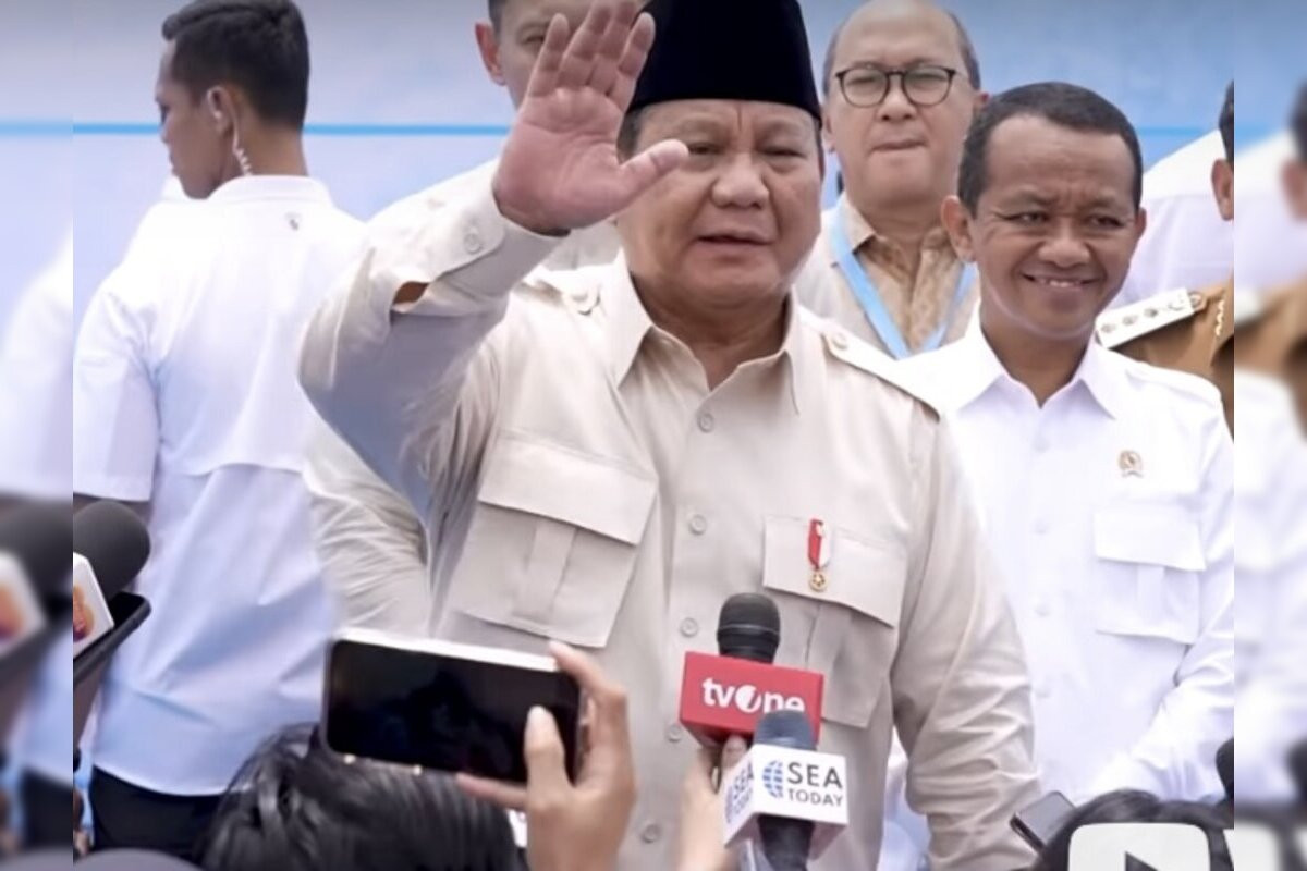 Enggan Tanggapi Pengesahan UU TNI, Prabowo Hanya Tersenyum dan Lambaikan Tangan - JPNN.com