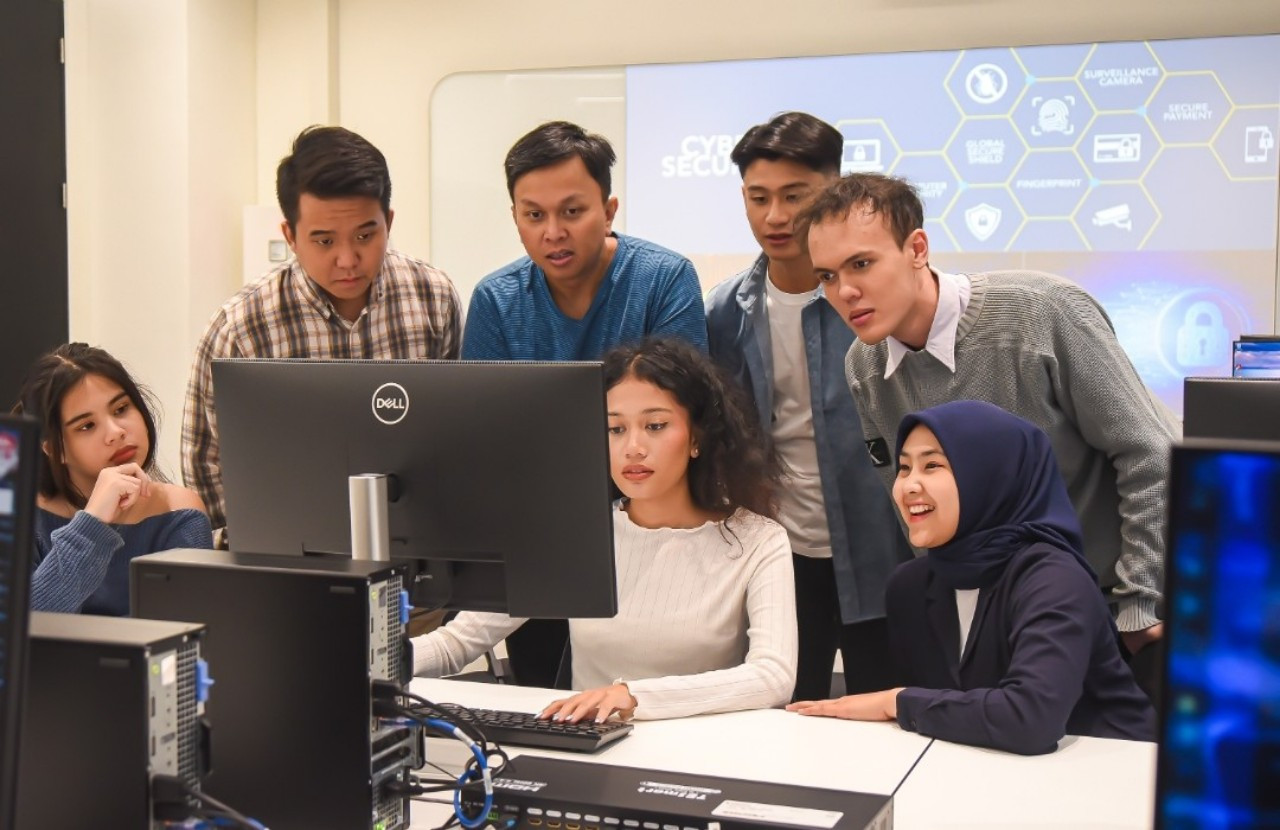 Berkuliah di Bandung, Mahasiswa Bisa Dapat 2 Gelar Internasional Sekaligus, Simak Nih! - JPNN.com