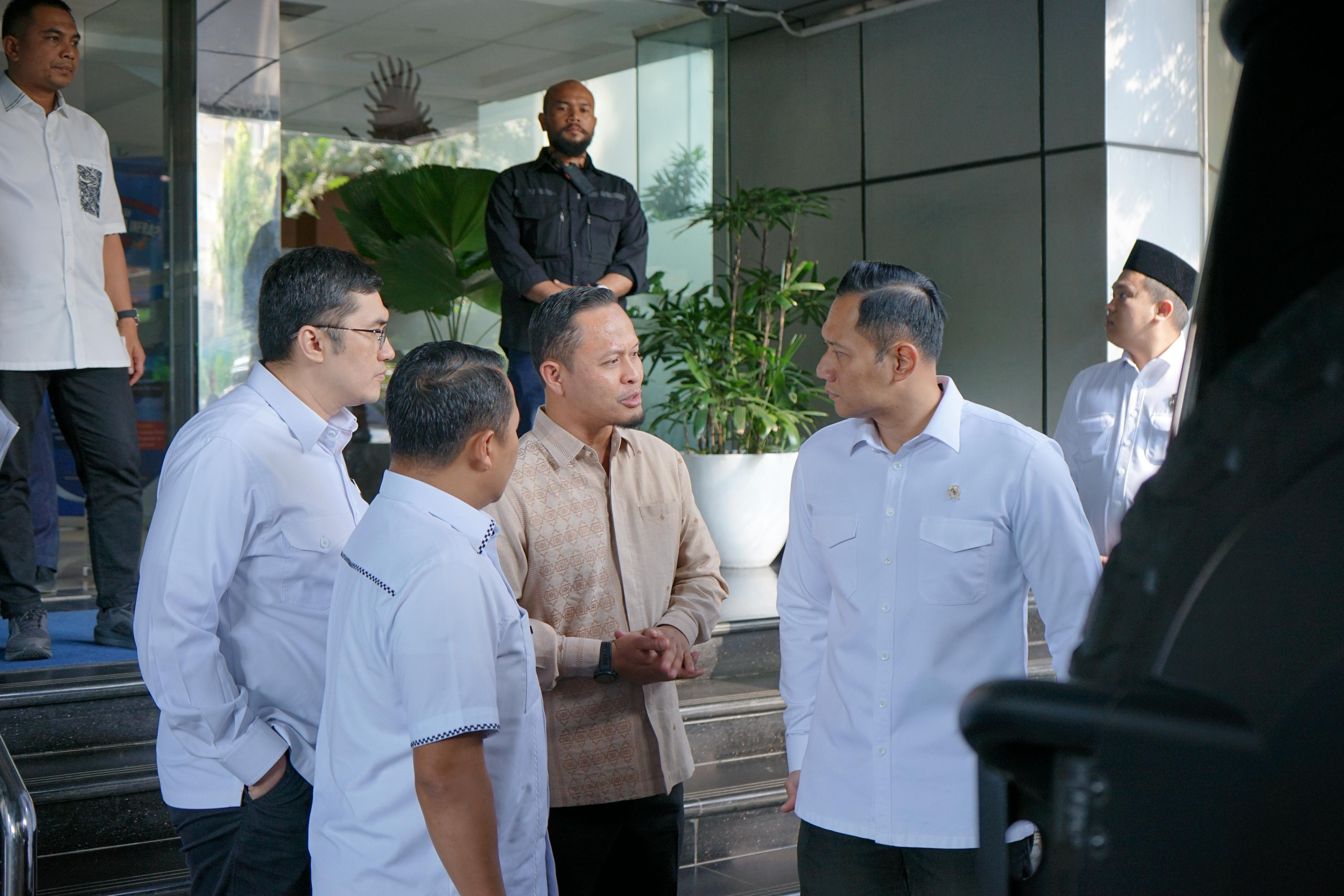 Bawa Dokumen Penting, Wali Kota Pekanbaru Agung Nugroho Temui AHY - JPNN.com