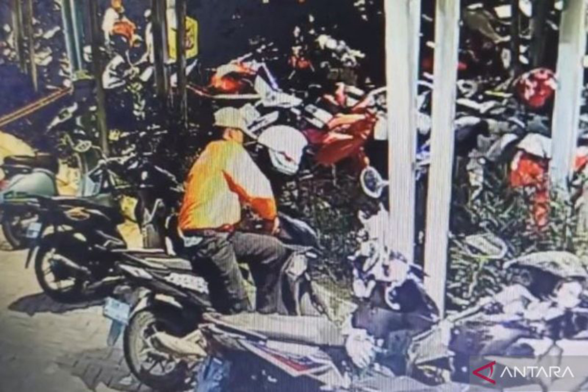 Pencuri Motor di Bekasi Ini Terekam CCTV, Ada yang Kenal? - JPNN.com