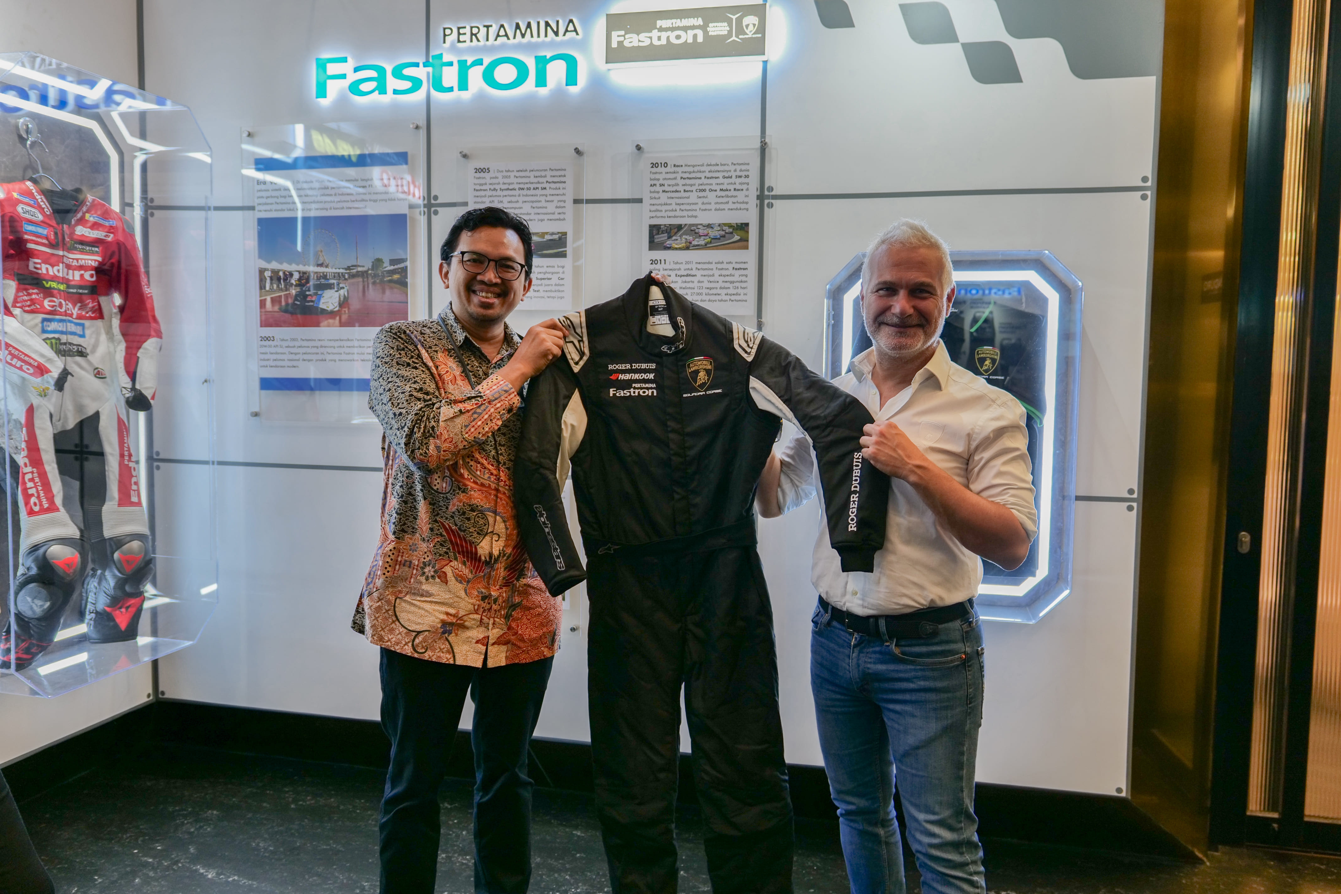 Lamborghini Squadra Corse Beri Memorabilia Spesial kepada Pertamina Lubricants - JPNN.com