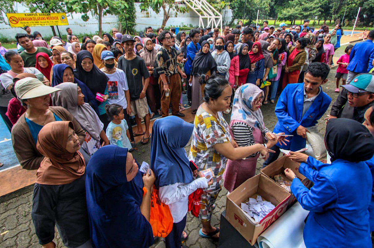 Harga Kebutuhan Pokok Meroket, Mahasiswa Esa Unggul Berbagi dengan Warga - JPNN.com