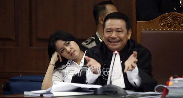 Otto Hasibuan dan Jessica Kumala Wongso di Pengadilan Negeri Jakarta Pusat. Foto: dokumen JPNN.Com