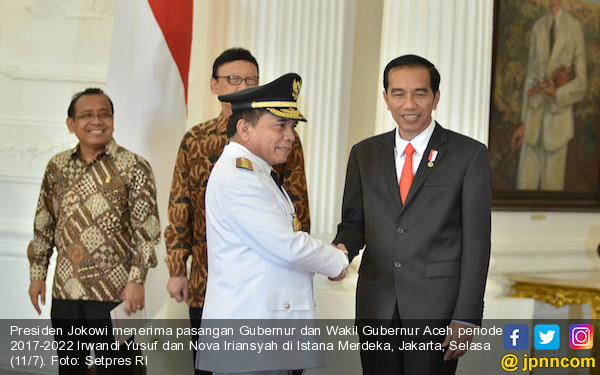 presiden jokowi menerima pasangan gubernur dan wakil gubernur aceh periode 2017 2022 irwandi yusuf dan nova iriansyah di istana merdeka jakarta selasa 117 foto setpres ri