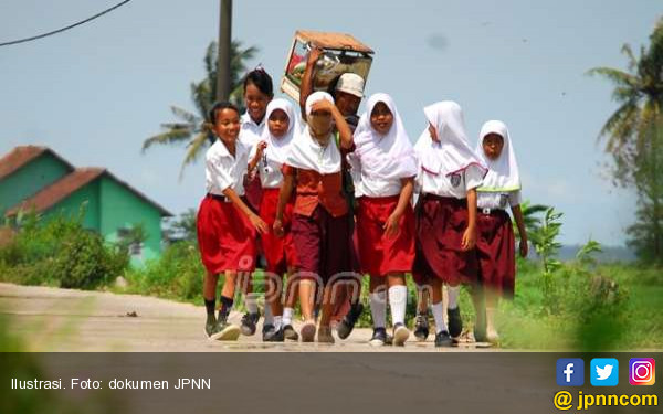 Miris Murid Terpaksa Belajar  Lesehan dan Bawa Meja  Lipat  