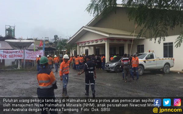 puluhan orang pekerja tambang di halmahera utara protes atas pemecatan sepihak oleh manajemen nusa halmahera minerals nhm anak perusahaan newcrest mining asal australia dengan pt aneka tambang foto dok sbsi