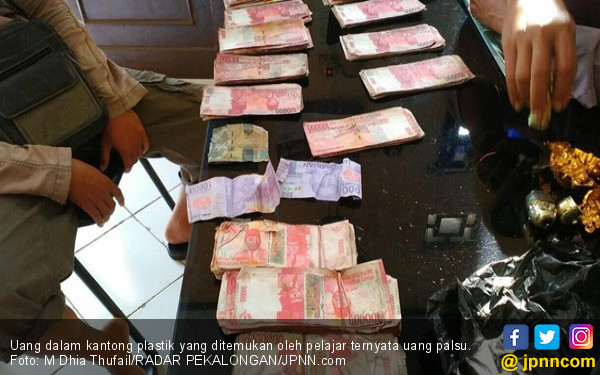 Pelajar Temukan Uang Puluhan Juta Nyangkut di Pohon, Heboh - JPNN.COM