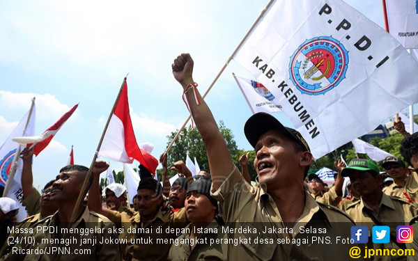 Demo Perangkat Desa di Depan Istana Mulai Panas - Nasional JPNN.com