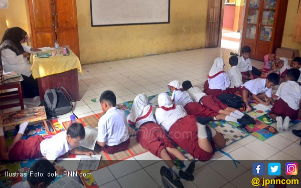 Tidak Ada Bangku Ratusan Siswa Belajar  sambil Lesehan 