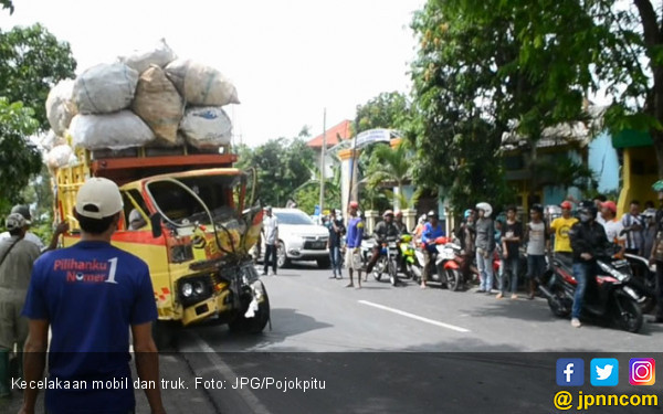 Mobil Camat Tabrak Truk  Barang Bekas  Daerah JPNN com