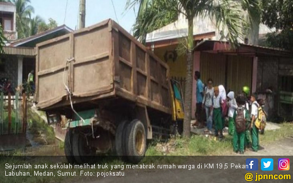 Diduga Teler, Sopir Truk Sampah Tabrak Rumah Warga, Alamak 