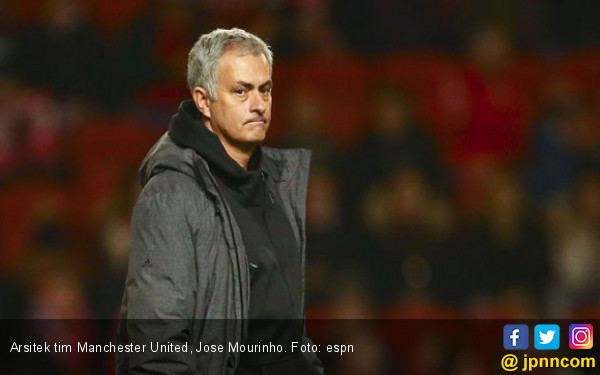 Aduh Malu tuh, Jose Mourinho Terjatuh di Wembley - JPNN.COM