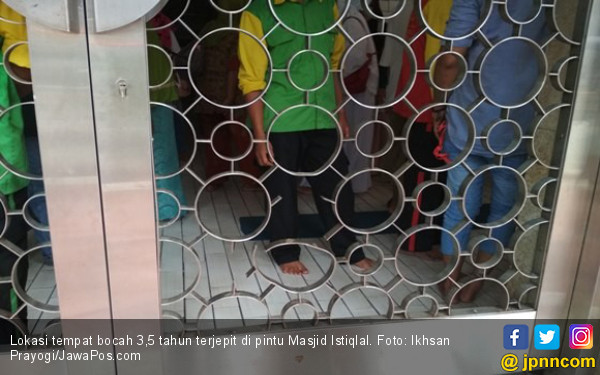 Masyaallah Balita Terjepit di Pintu  Masjid  Istiqlal  