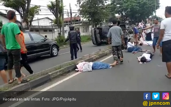 Tabrakan, Puluhan Santri Terpental dari Mobil - Daerah 