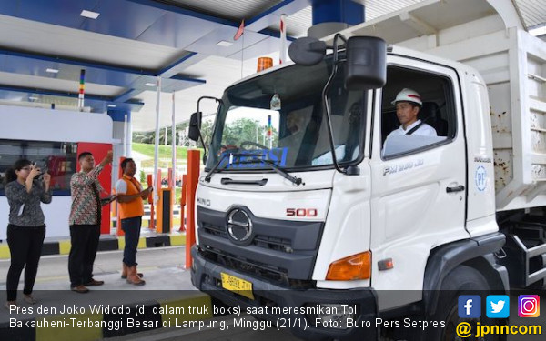 Jokowi Naik Truk Jajal Tol Pertama di Lampung Nih Fotonya 