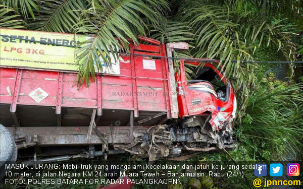 Hindari Fuso, Truk Bermuatan Elpiji Masuk Jurang - Daerah 