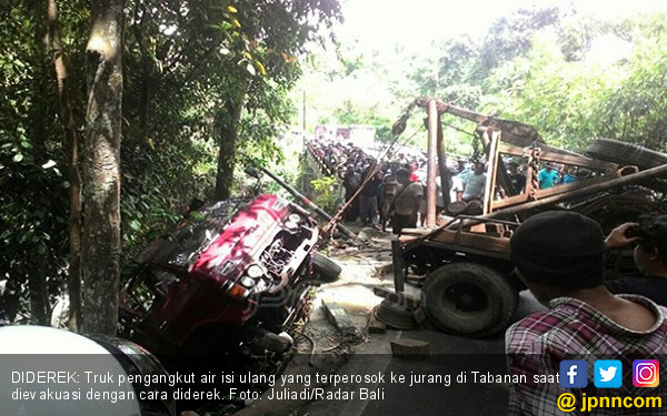 Loyo di Tanjakan Truk  Tangki  Air  Isi Ulang Masuk Jurang 