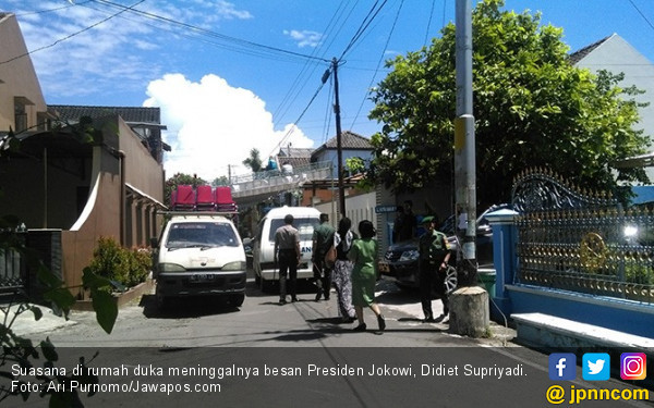 suasana di rumah duka meninggalnya besan presiden jokowi didiet supriyadi foto ari purnomojawaposcom