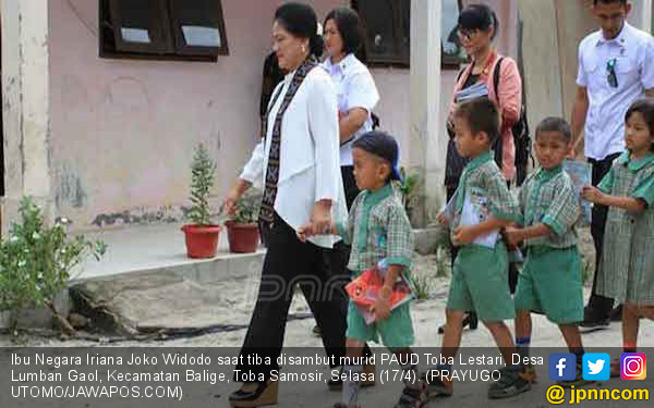 Sambangi Murid PAUD  Iriana Jokowi Bagikan Buku dan 