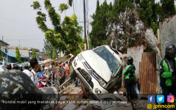 Pajero Sport Seruduk Pagar Rumah Zakat, Dua Mahasiswa 