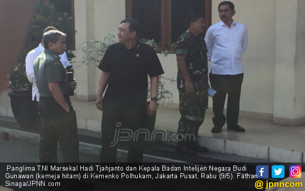 panglima tni marsekal hadi tjahjanto dan kepala badan intelijen negara budi gunawan kemeja hitam di kemenko polhukam jakarta pusat rabu 95 fathan sinagajpnncom