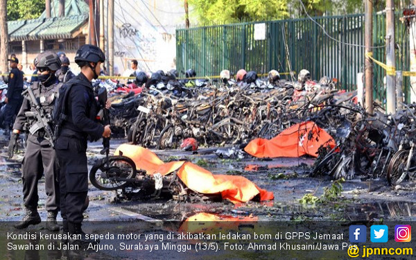 kondisi kerusakan sepeda motor yang di akibatkan ledakan bom di gpps jemaat sawahan di jalan arjuno surabaya minggu 135 foto ahmad khusainijawa pos1