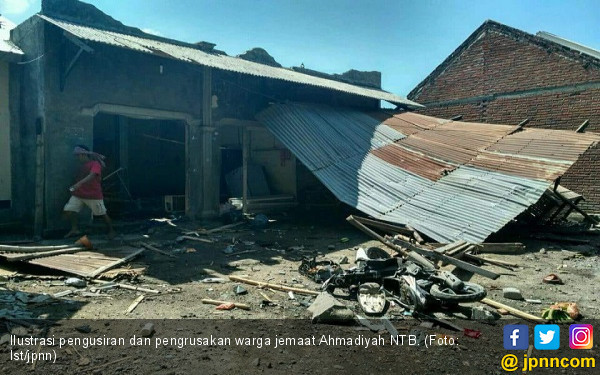 Di Hadapan Polisi, Jemaat Ahmadiyah NTB Dirusak Rumahnya 