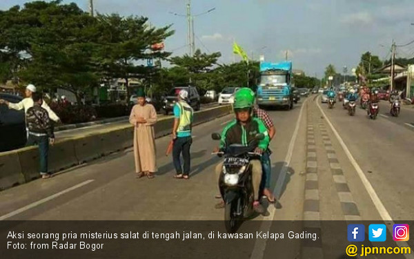 Video Heboh! Pria Misterius Salat di Tengah Jalan - JPNN.COM