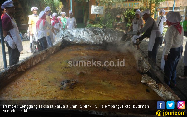 Habiskan 1,7 Ton Telur, Pempek Raksasa Ini Cetak Rekor Dunia - JPNN.COM