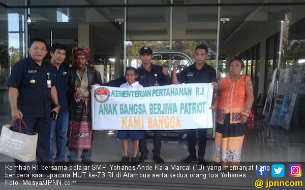 Kemenhan Apresiasi Pelajar Atambua Pemanjat Tiang Bendera - JPNN.COM