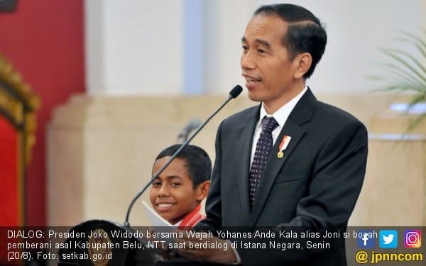 DIALOG: Presiden Joko Widodo bersama Wajah Yohanes Ande Kala alias Joni si bocah pemberani asal Kabupaten Belu, NTT saat berdialog di Istana Negara, Senin (20/8). Foto: setkab.go.id