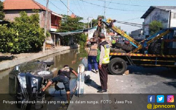 Supir Ngantuk Avanza  Masuk  Sungai  Daerah JPNN com