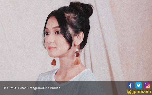 Dea Imut Sedih Mobil Barunya Ringsek - Entertainment JPNN.com