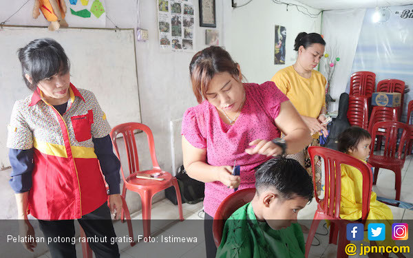 CSR KiddyCuts Beri Pelatihan Potong  Rambut  Gratis 