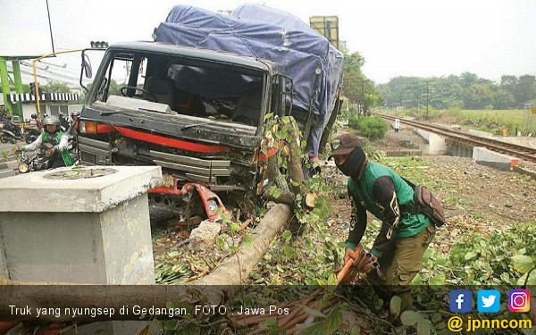 Supir Ngantuk Truk  Tronton Nyungsep di Bahu Jalan 