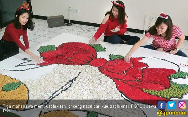  Lukisan  Lonceng Natal dari Ratusan Kue  Tradisional 