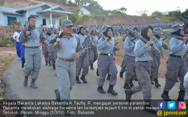 Cpns Peserta Paramiliter Kompak Memikul Senjata Jpnn Com