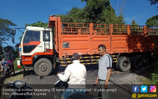 Pakai Google  Maps Truk  Tronton Kejebak di Jalan Sempit 