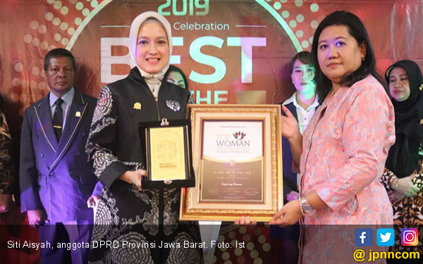 Anggota DPRD Cantik Siti Aisyah Terima Top Insipiring Woman Award - JPNN.COM