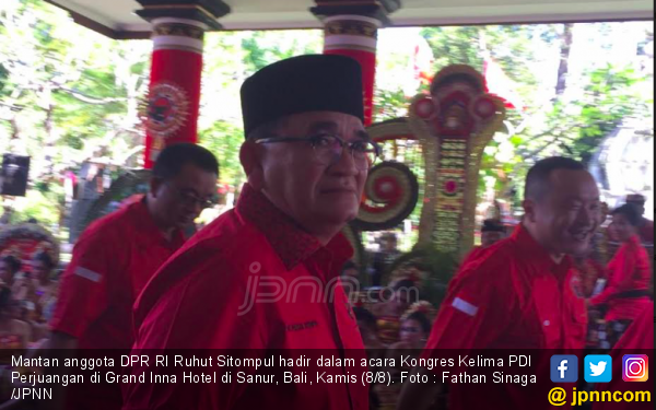 Datang dengan Baju  Berlogo PDIP Ruhut Sitompul Saya di 