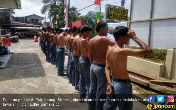 Puluhan Pelajar Hendak Tawuran Dihukum Nyanyikan Lagu Nasional - Daerah