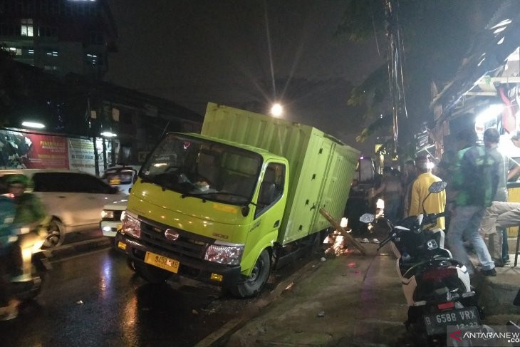  Truk  Terjebak Jalan Ambles di Palmerah saat Jakarta 
