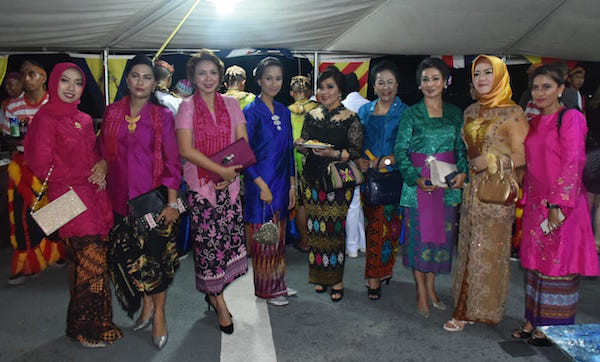 Keren Ibu ibu Ini Tampak Anggun Saat Menghadiri Resepsi 