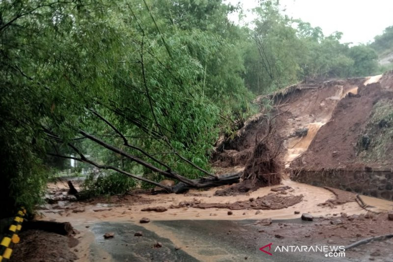  Jalan  Soreang Ciwidey  Bandung Tertutup Longsor Daerah 