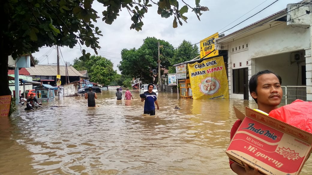 Kemensos Salurkan Bantuan Bagi Warga Terdampak Banjir ...