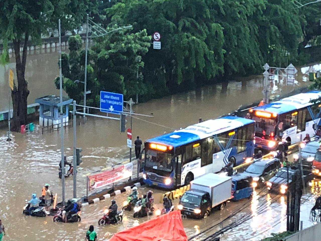 Banjir Jakarta Pagi Ini Sejumlah Jalan Masih Terendam  Daerah JPNN.com