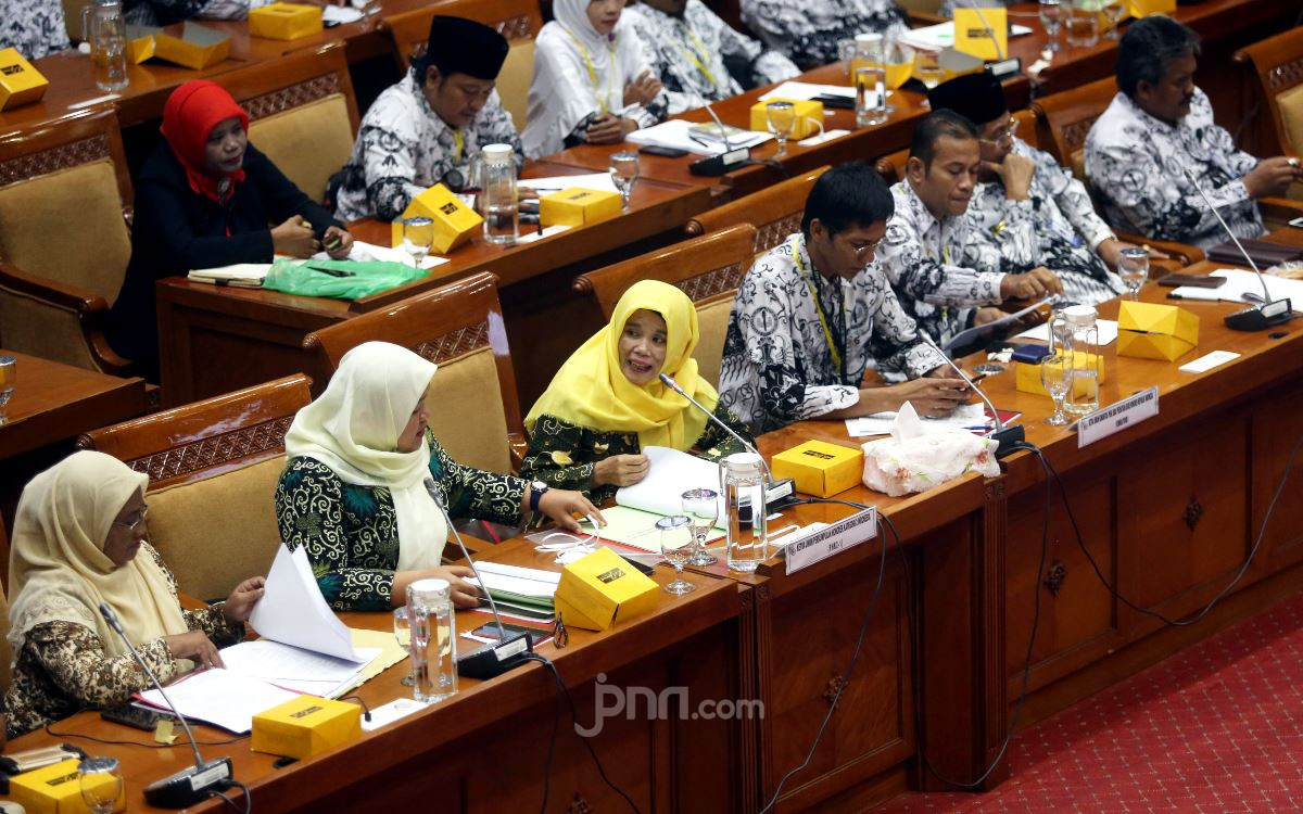 Fahmi PKS Ungkit Janji Jokowi untuk Guru Honorer di Piagam Ki Hajar