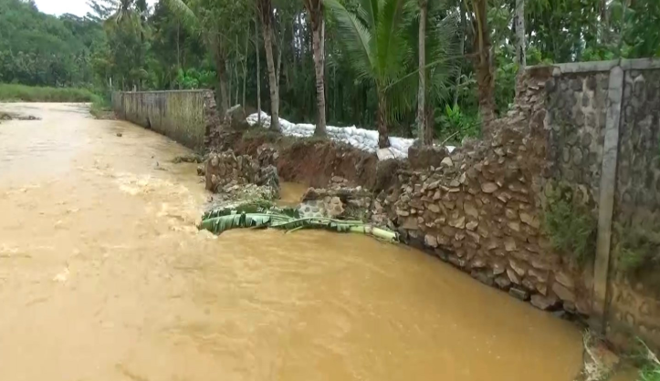 Tanggul Setinggi 3 Meter Jebol, Warga Sekitar Terancam Jika Hujan Deras ...