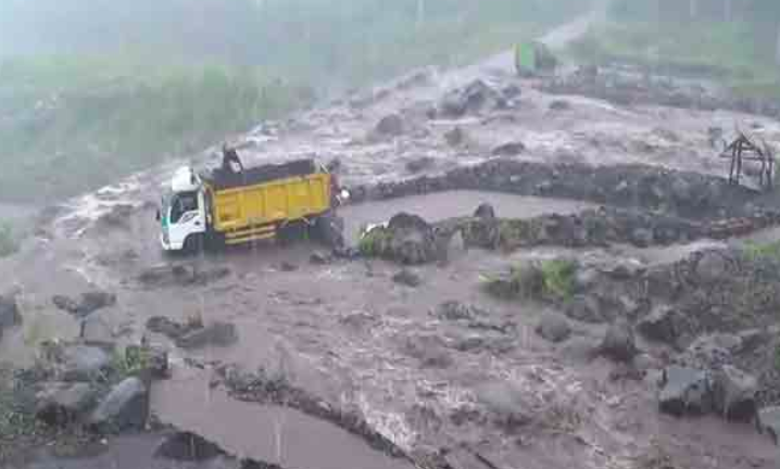 Menegangkan, Truk Ini Terjebak di Tengah Banjir Lahar Gunung Semeru