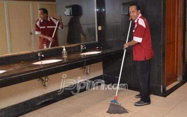 Kisah Ishak 25 Tahun Jadi Petugas Cleaning Outsourcing Di Gedung Dpr Jpnn Com